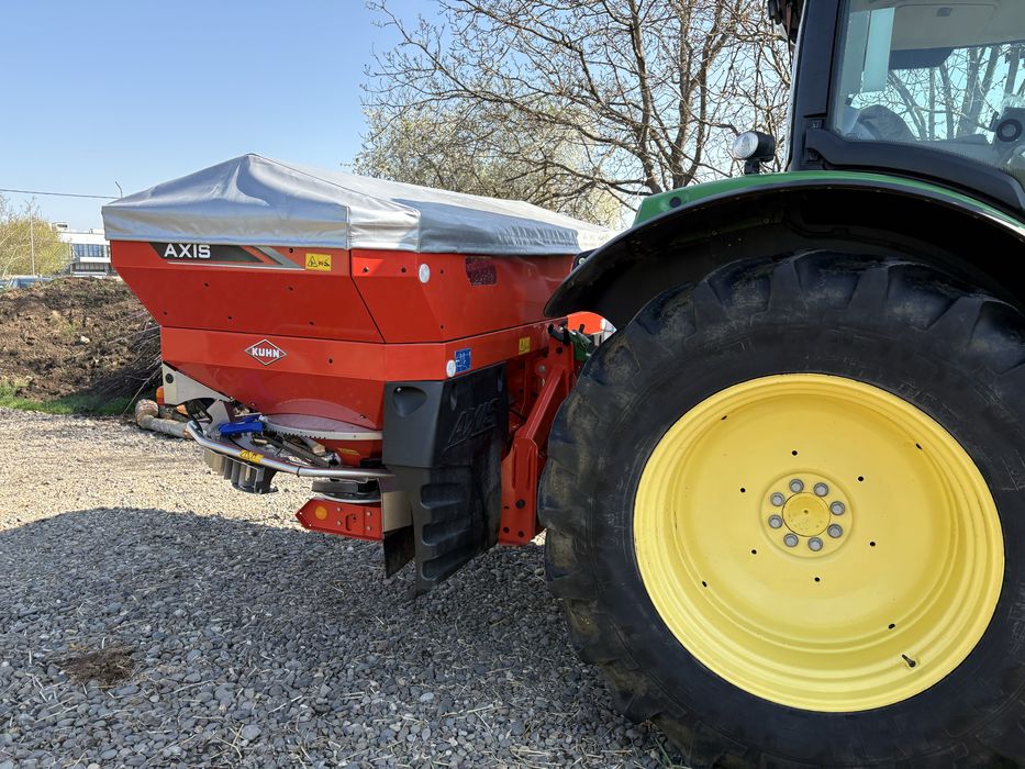 Tractor John Deer 6120R + Kuhn Axis 20.2