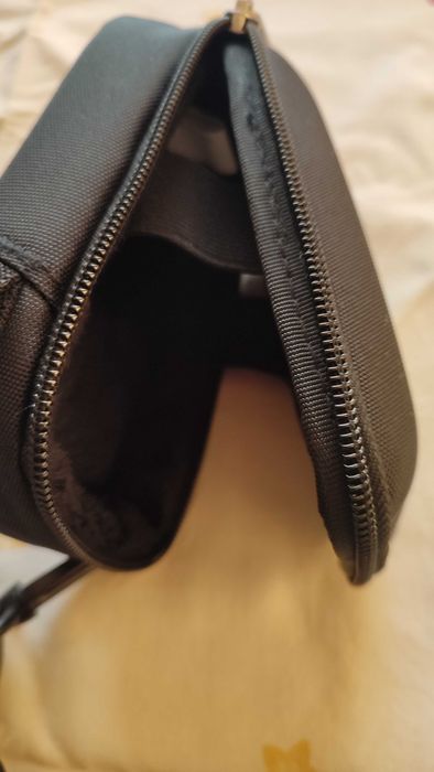 Продавам калъф за малък фотоапарат.