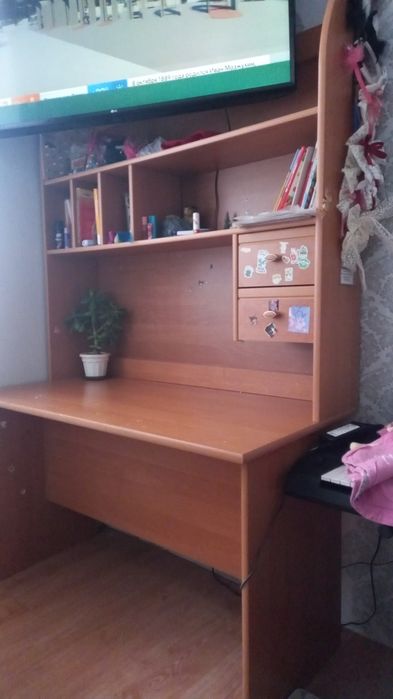 Продам стол с полками