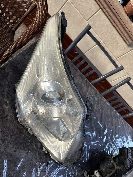 Фары toyota Avensis