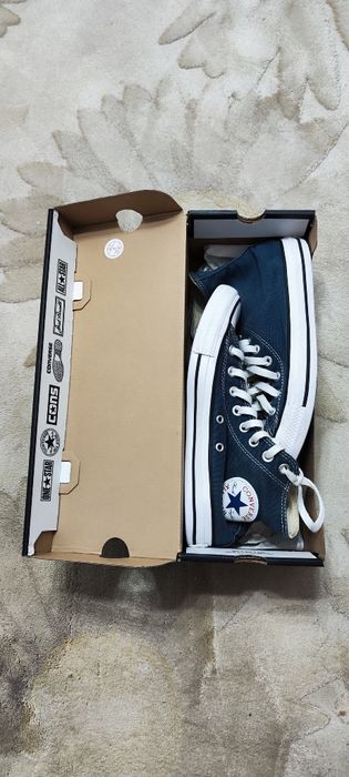 Vând tenisi Converse mid-high unisex Chuck Taylor All Stars, Bleumarin