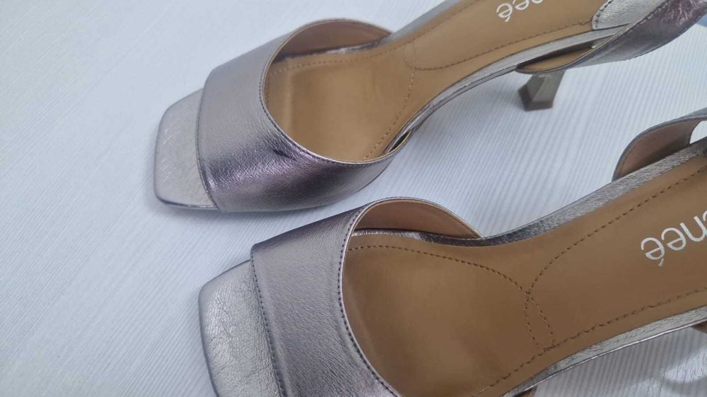 Сандали кожаные на каблуке