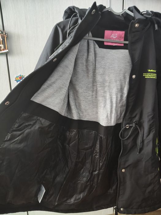 Продам куртку для девочки