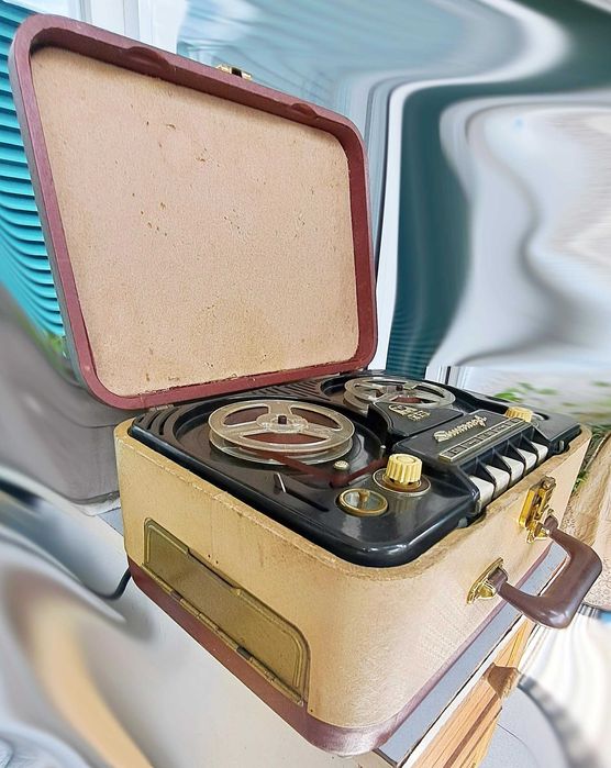 Ретро колекция - магнетофон, радио-касетофон с грамофон и телевизор