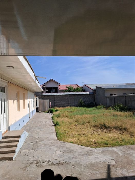 Uch qaxramon Gulistonda 7.8 sotix yer xisobida