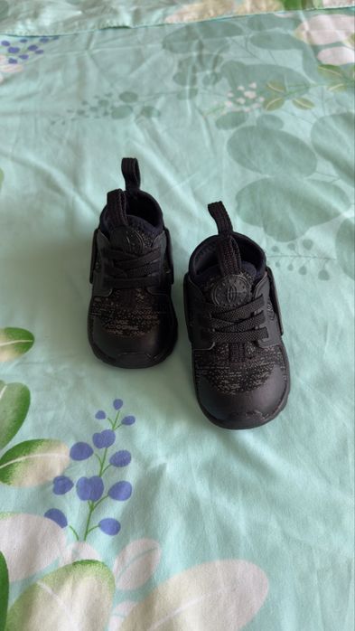 Adidasi nike 18,5