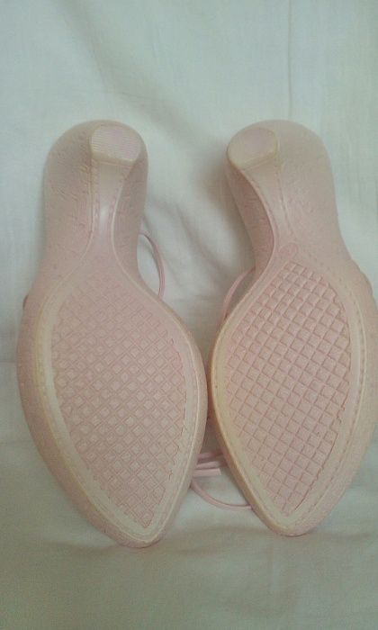 Нови елегантни обувки