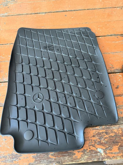 Продаётся Полик Мерседес-Бенз  Б/У Отличном состоянии