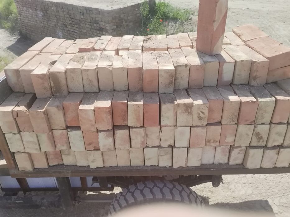 Кирпич. Красный кирпич жжёный от завода.