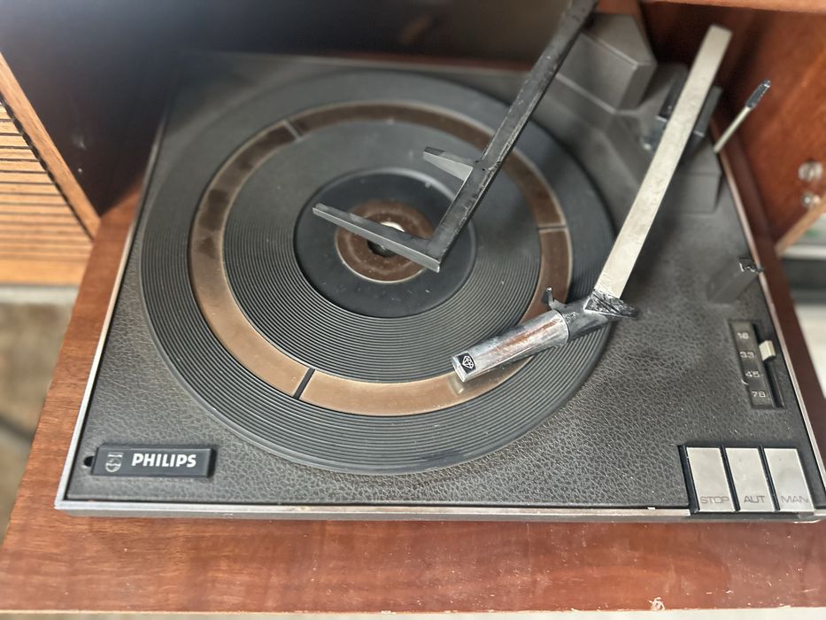 Продавам винтидж немски радиограмофон  Leinetal Stereo с оригинален грамофон Philips.