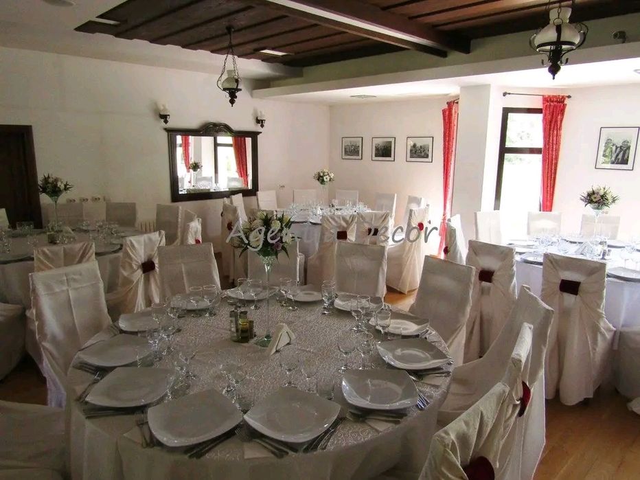 Vând huse brocard crem