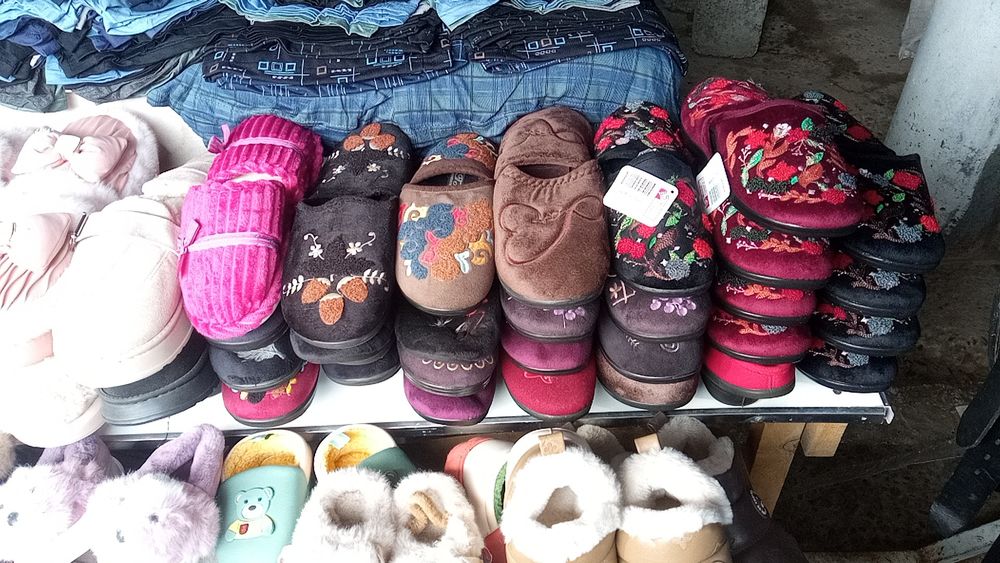 Xoxlagan turdagi jeniski detiski oyoq kiyimlar damashni tapichkar bor