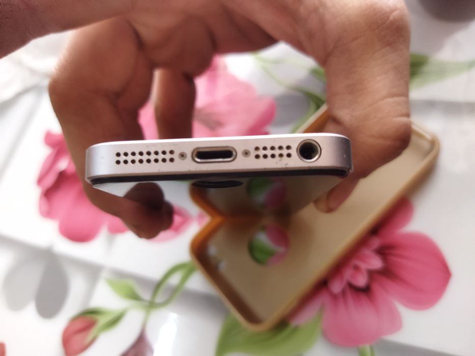 Айфон SE 2/64gd хотоший телефон