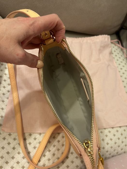 Кожена чанта за рамо с дълга дръжка Coccinelle цвят праскова