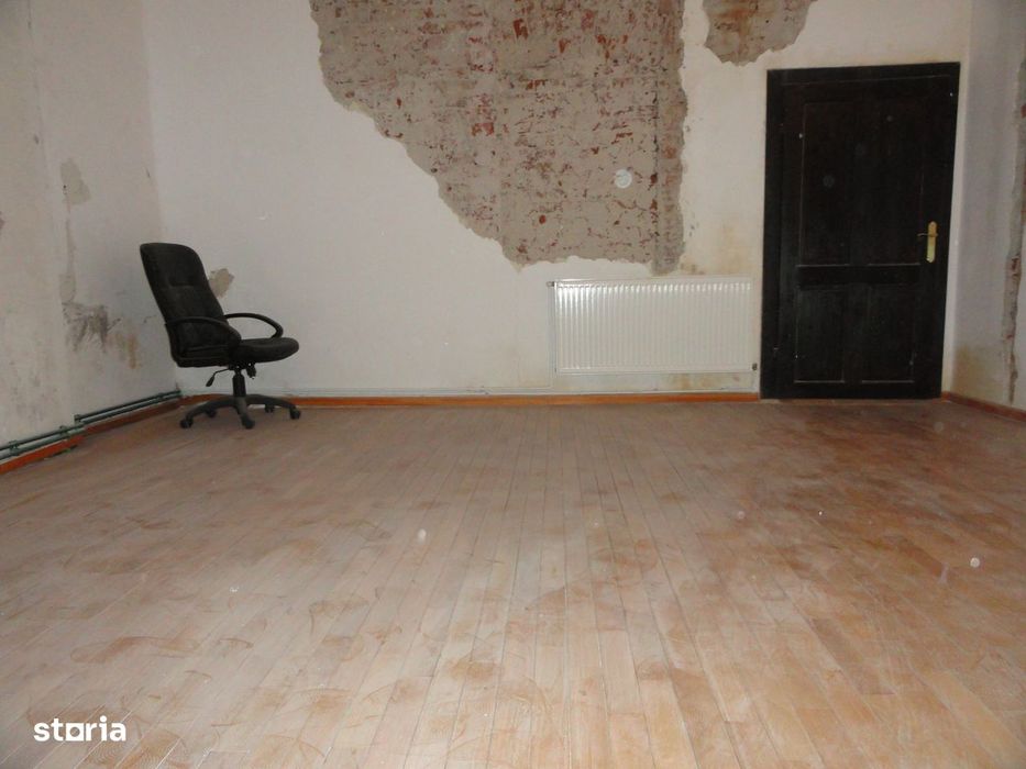 Spatiu comercial 79 mp acces stradal zona centrala langa Hotel Anirok