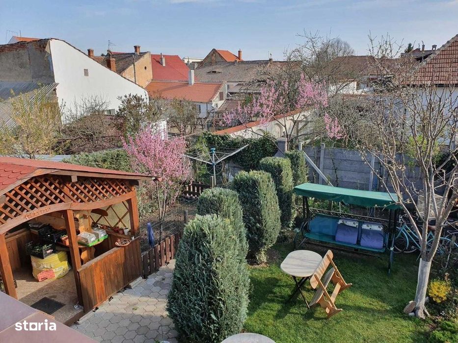 Casa pe 2 niveluri la curte 4 dormitoare 3 băi balcon zona Piata Cluj