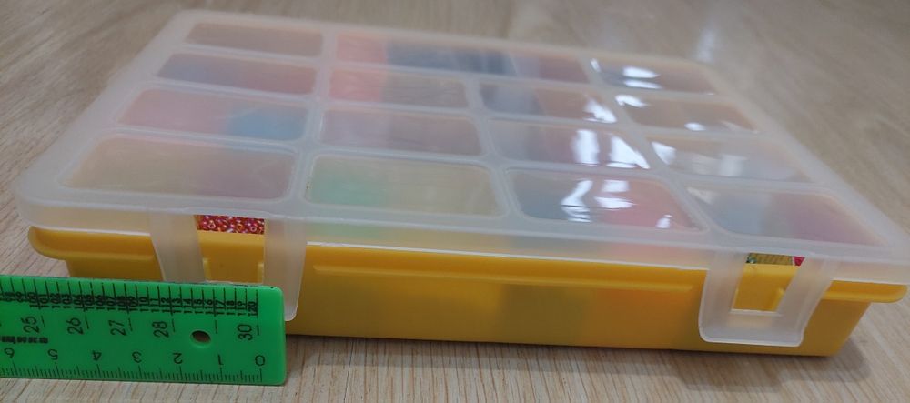 Набор бисеров в контейнере в Астане