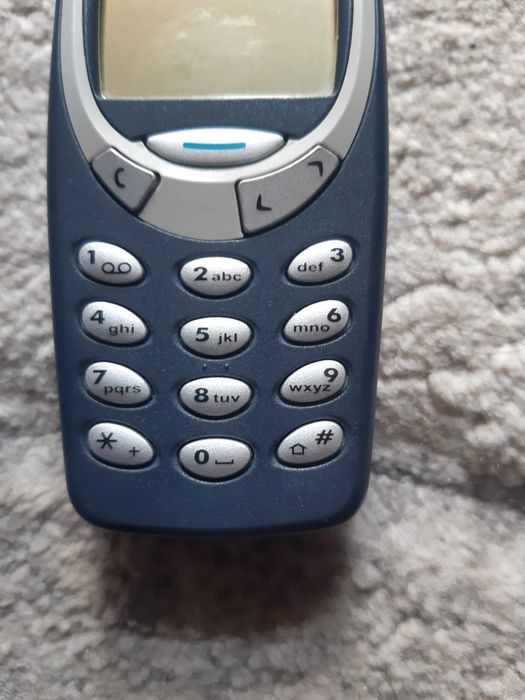 Телефон NOKIA 3310 с оригиналното си зарядно у-во