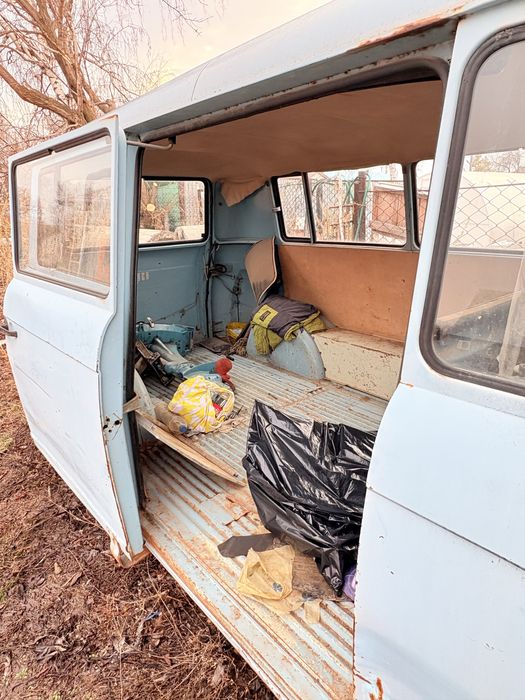 ретро автомобиль barkas b1000