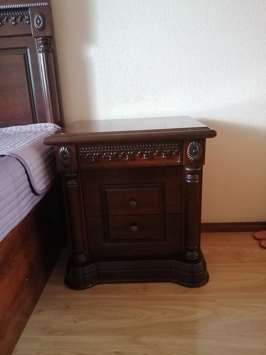 Кровать и две тумбочки