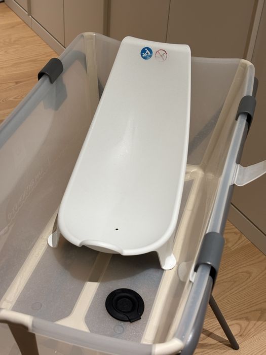 Vând pachet complet cădiță pliabilă Stokke Flexi Bath, în stare excelentă, curată și impecabilă din punct de vedere funcțional