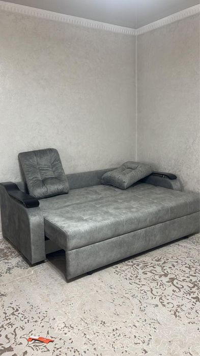 Новый диван купили месяц назад