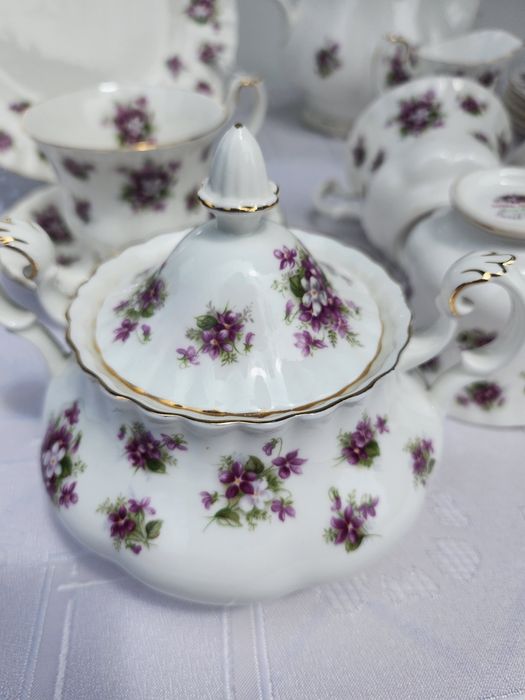 Royal Albert Sweet Violets (сладки теменужки)