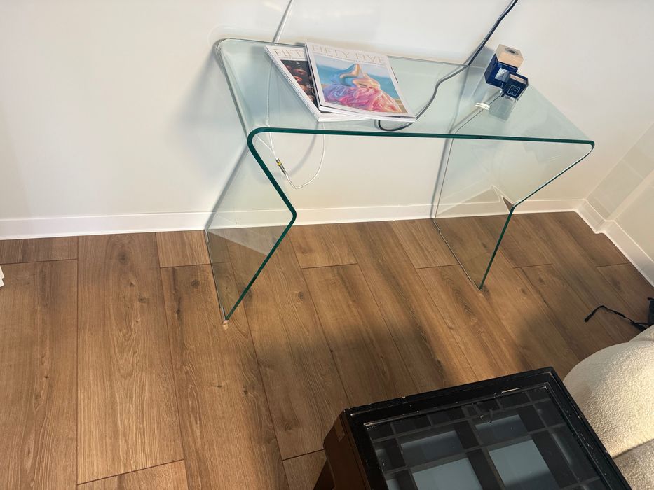 Стъклена конзола