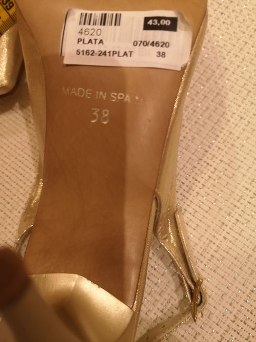 Официални обувки.