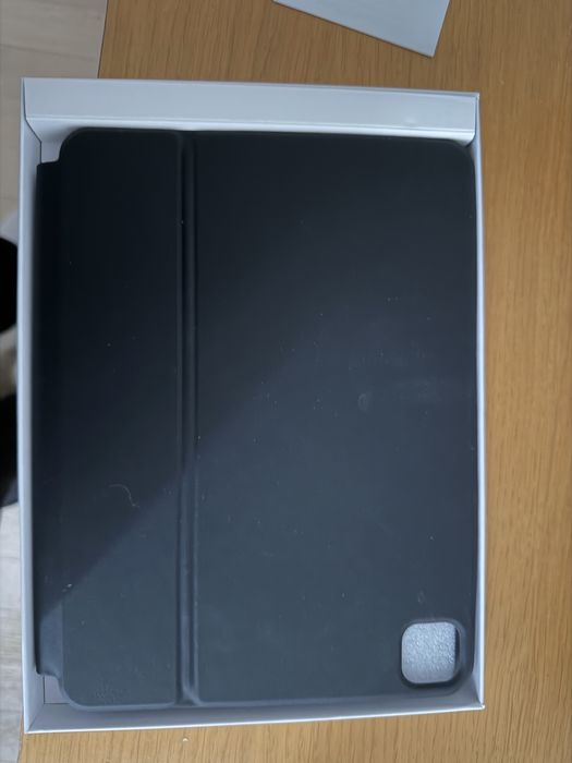 Husa Magic Keyboard iPad Air 11” cu tastatura iluminata