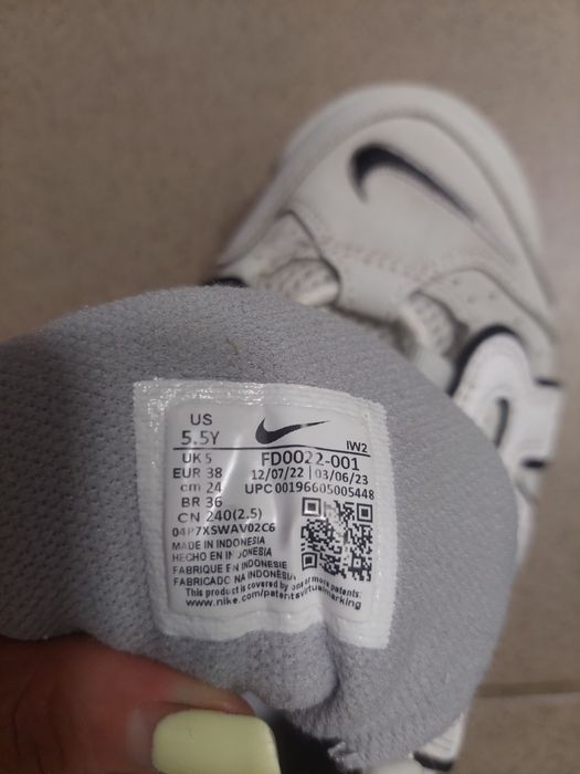 Adidasi NikeVând adidași Nike, mă apasă pe os...