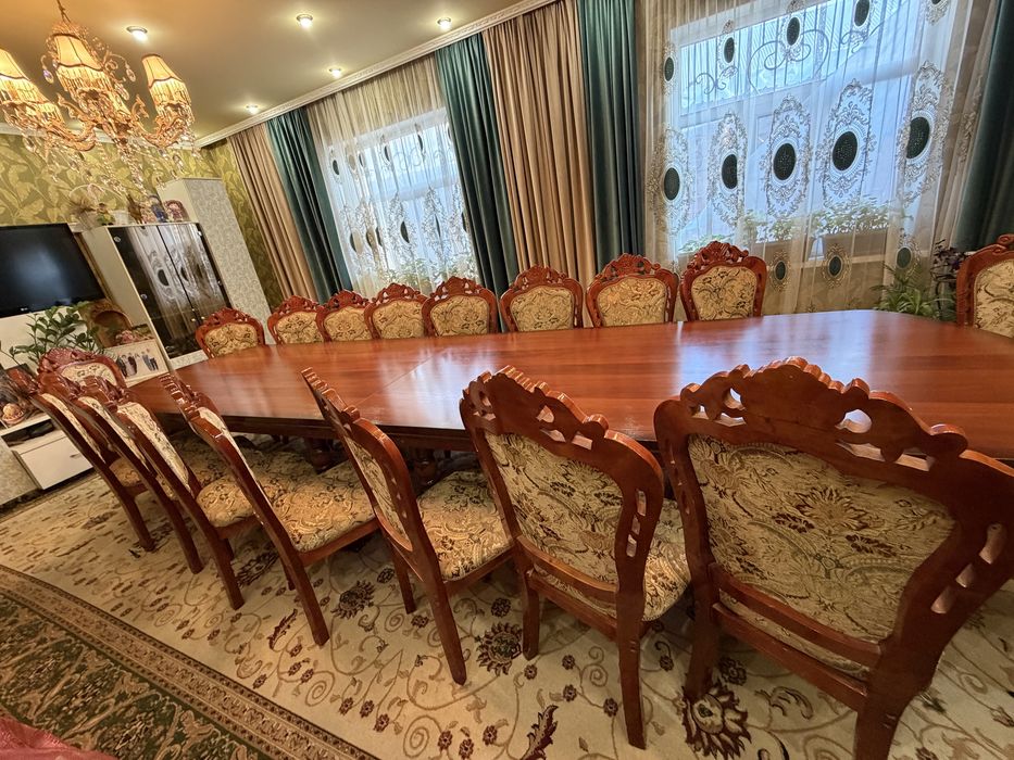 Стол со стульями в идеальном состоянии
