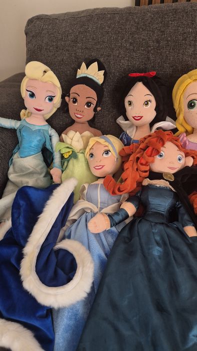 Големи кукли от Disney магазини