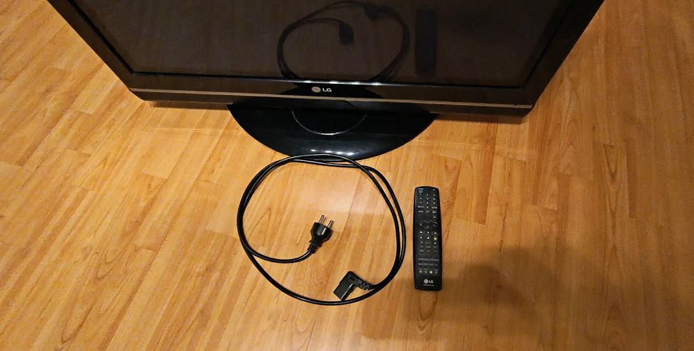 Televizor LG diagonala 82 cm