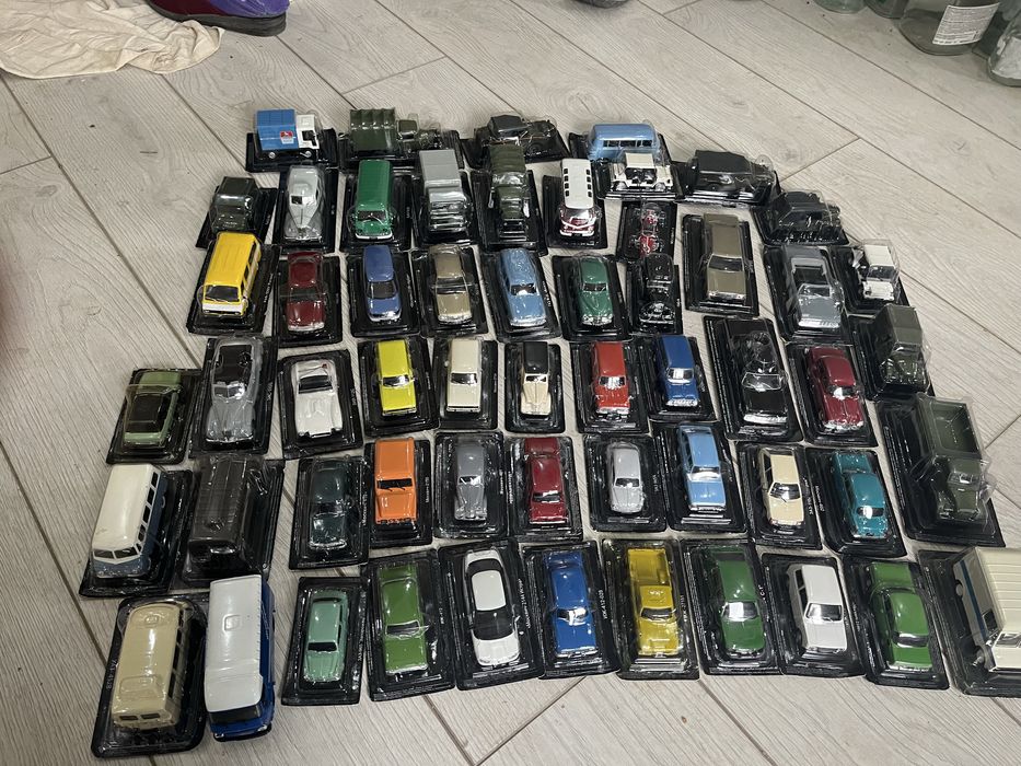 СРОЧНО продаются модели машин 1:43