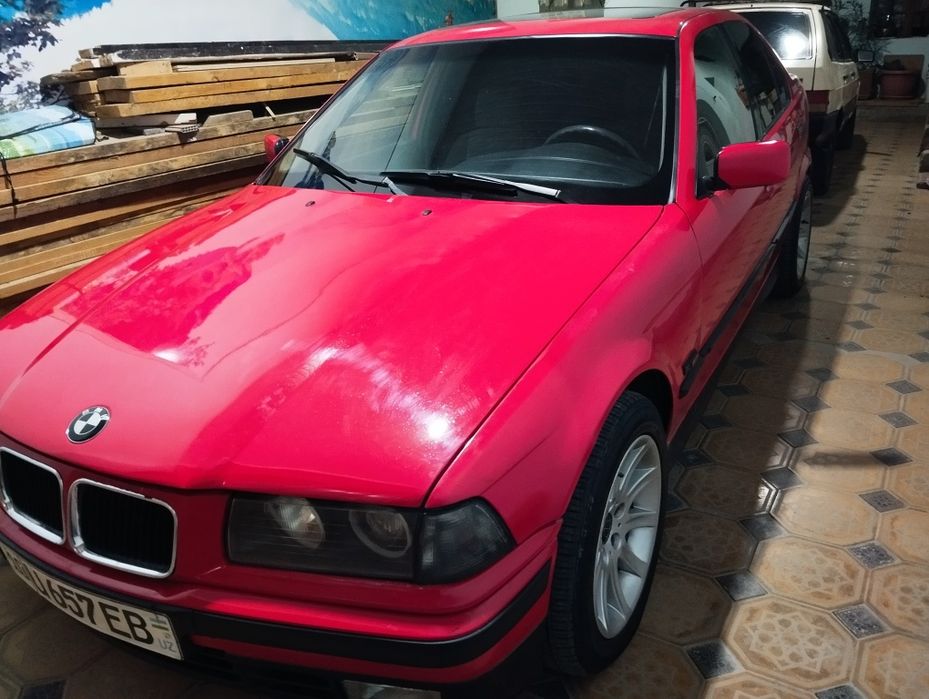 Продам БМВ 316i E36 АКПП автомат цвет красный двигатель 1.8 ЛТ .