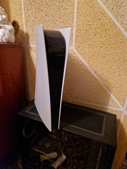 Ps5 utilizat cel mult o luna de zile este ca si nou.