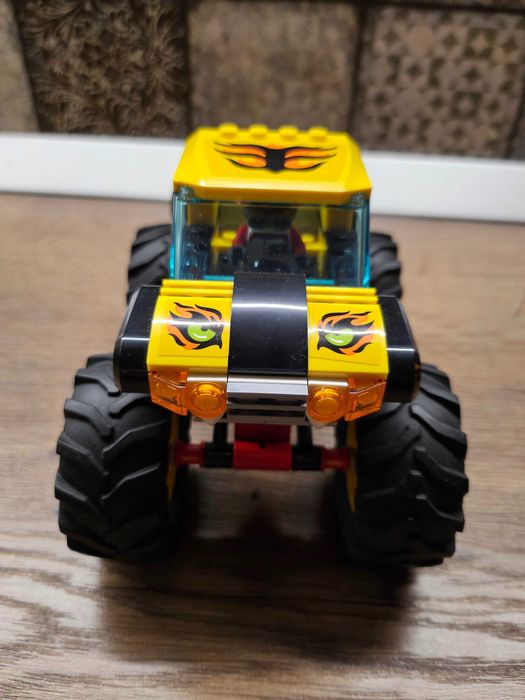 LEGO City - Stunt Show Arena (60295) - set complet + figurina surpriza bonus