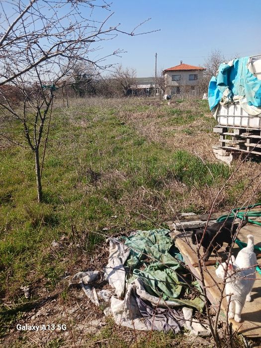 Обработваема земя Отдават 2дка 2ра кат.зем.земя в Черни връх общ.Камен