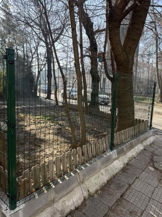 Изграждане на Огради с Метално Пано