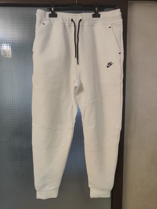 Pantaloni nike tech