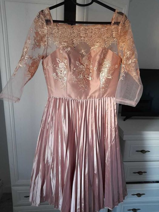 rochie ocazie dantela si fusta plisata Chi Chi London