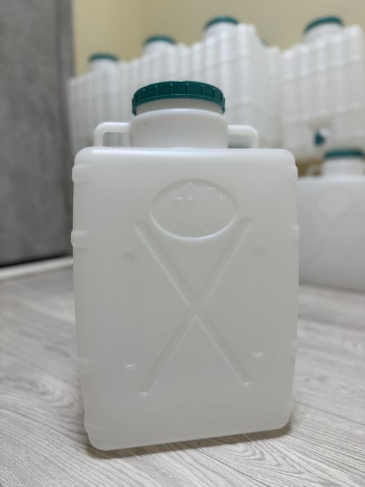 Пластиковая ёмкость с краном