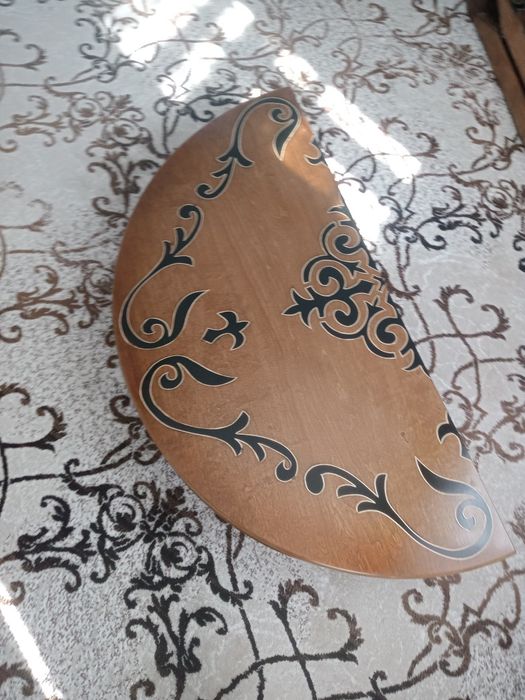 Продам два круглых стола