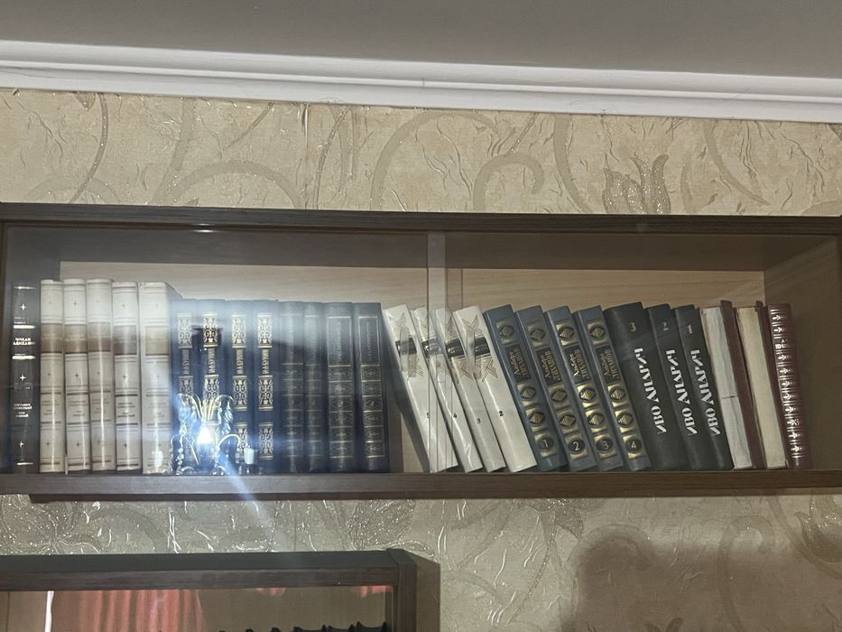 Книжные полки за 2 000 тенге.
