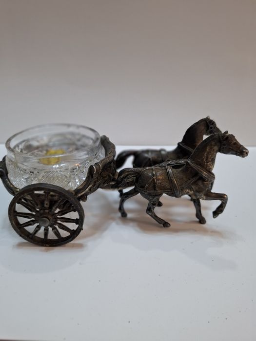 Колесница в римски стил, теглена от два коня.