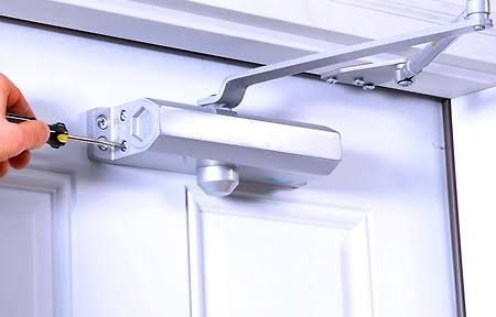 Установка доводчиков на двери