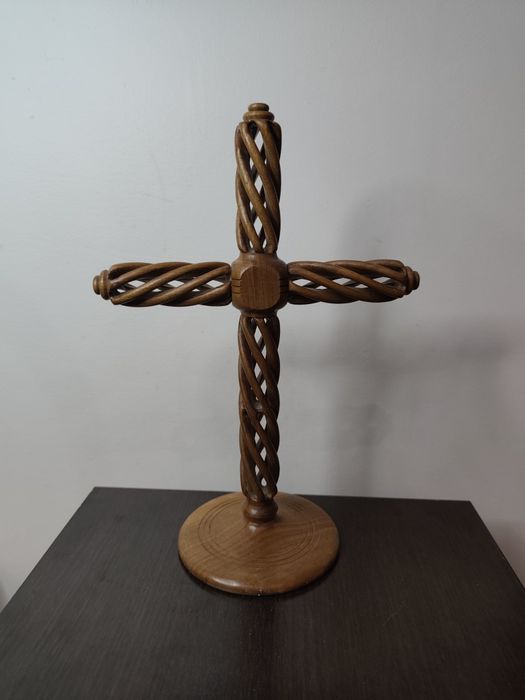 Дървен декоративен кръст с ръчна резба
