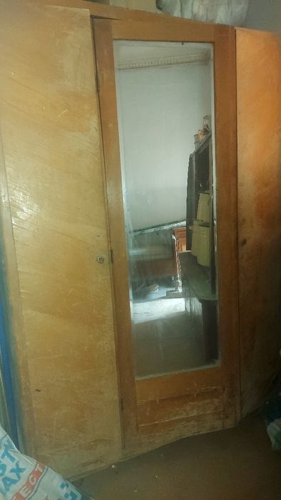 3 та шкаф ва буфет сотилади.