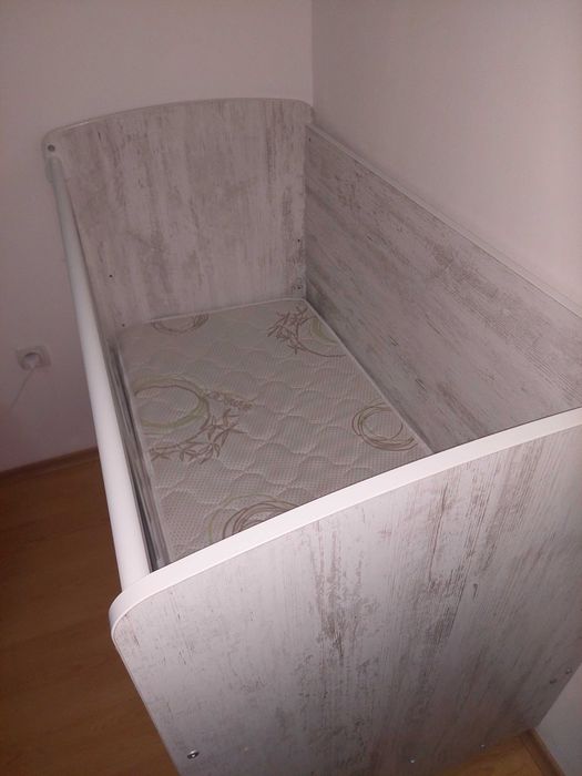 Детска кошара много запазена